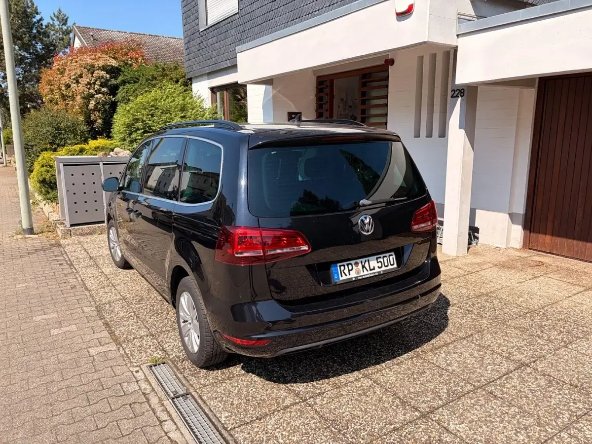 Gebraucht VW Sharan Comfortline 150 PS (110 kW) 2019 Schwarz Van / Kleinbus