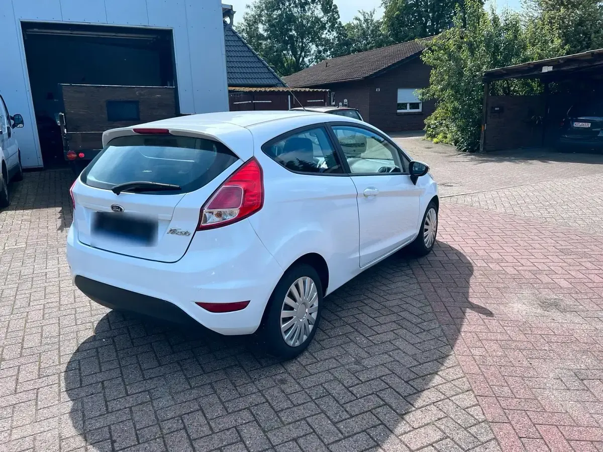 Gebraucht Ford Fiesta Trend 80 PS (58 kW) 2015 Weiß Kleinwagen