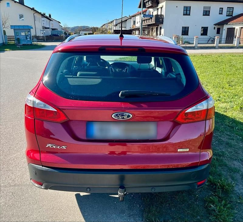 Używany Ford Focus Trend 125 KM (91 kW) 2012 Czerwony Kombi