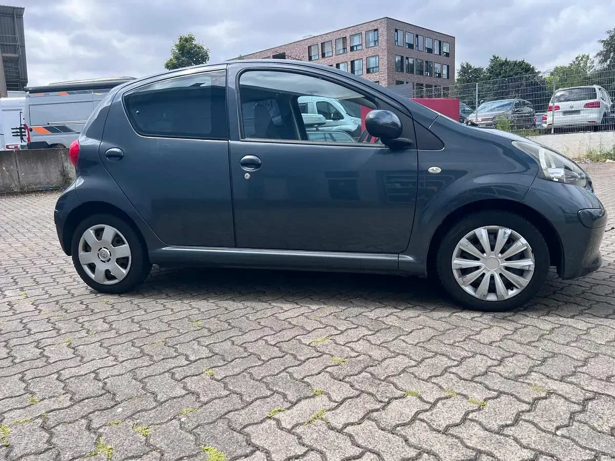 Gebraucht Toyota Aygo 70 PS (51 kW) 2007 Silber Kleinwagen