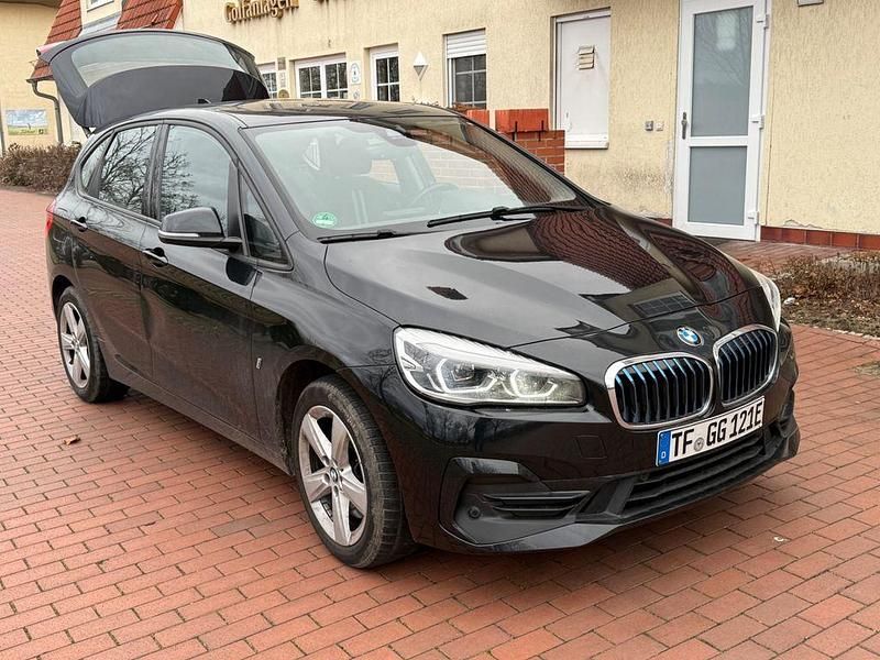 Schwarz Gebraucht 2018 BMW 225 Active Tourer iPerformance Van / Kleinbus | 16.699 € (Fairer Preis) - Bild 1/4