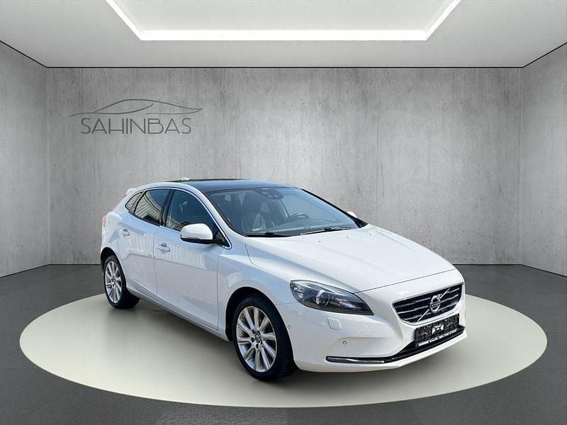 Weiß Gebraucht 2012 Volvo V40 Summum Kombi | 9.790 € (Guter Preis) - Bild 1/4