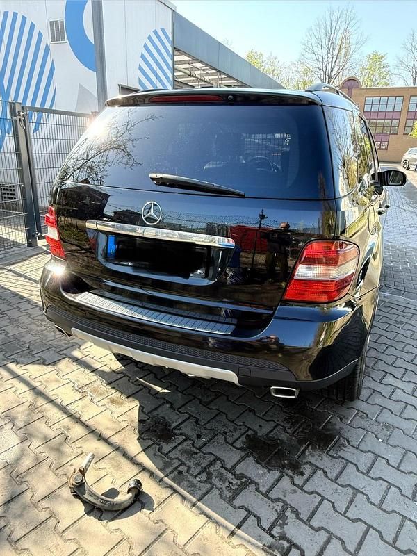 Second-hand Mercedes ML280 190 CP (139 kW) 2007 Negru SUV