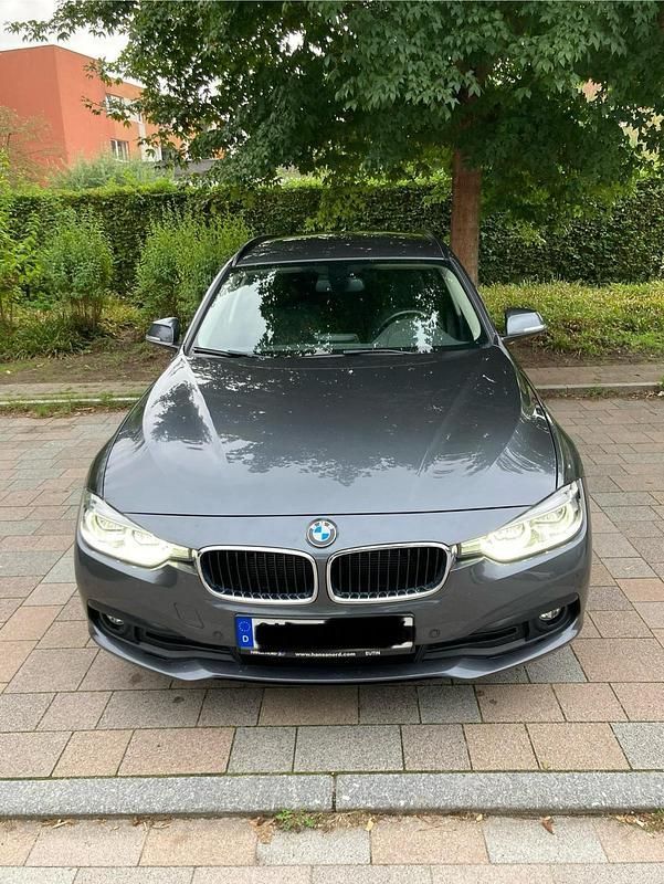 Grau Gebraucht 2018 BMW 320 Kombi | 13.850 € (Superpreis) - Bild 1/4