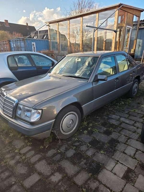 Używany Mercedes E230 132 KM (97 kW) 1990 Szary Sedan/Limuzyna