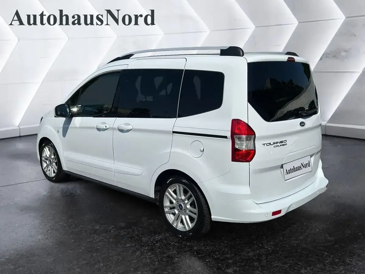 Gebraucht Ford Tourneo Courier Titanium 101 PS (74 kW) 2021 Weiß Van / Kleinbus