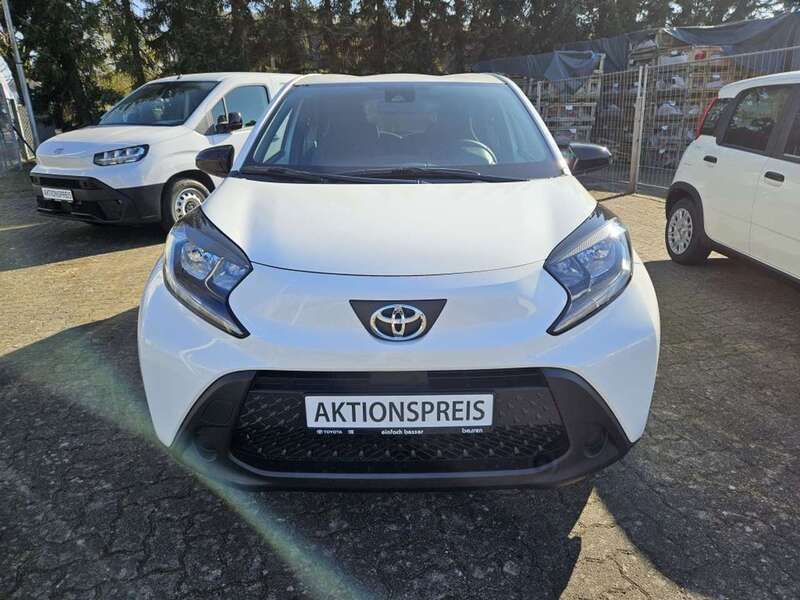 Schneeweiß Neu 2024 Toyota Aygo X-play Kleinwagen | 16.990 € - Bild 1/4