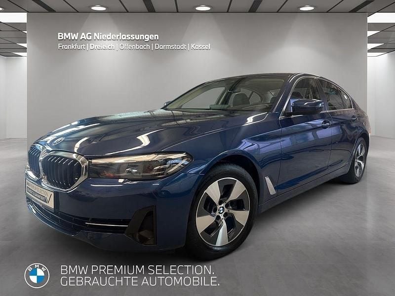 Blau Gebraucht 2022 BMW 520 Sport Line Limousine | 35.880 € (Fairer Preis) - Bild 1/4