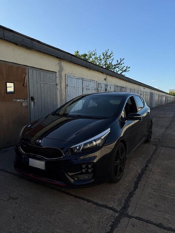 Schwarz Gebraucht 2016 Kia Ceed GT-Track Limousine | 13.800 € (Fairer Preis) - Bild 1/4