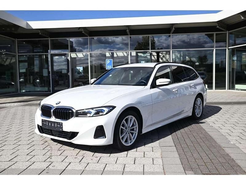 Weiss Gebraucht 2023 BMW 318 Shadowline Kombi | 32.990 € (Fairer Preis) - Bild 1/4
