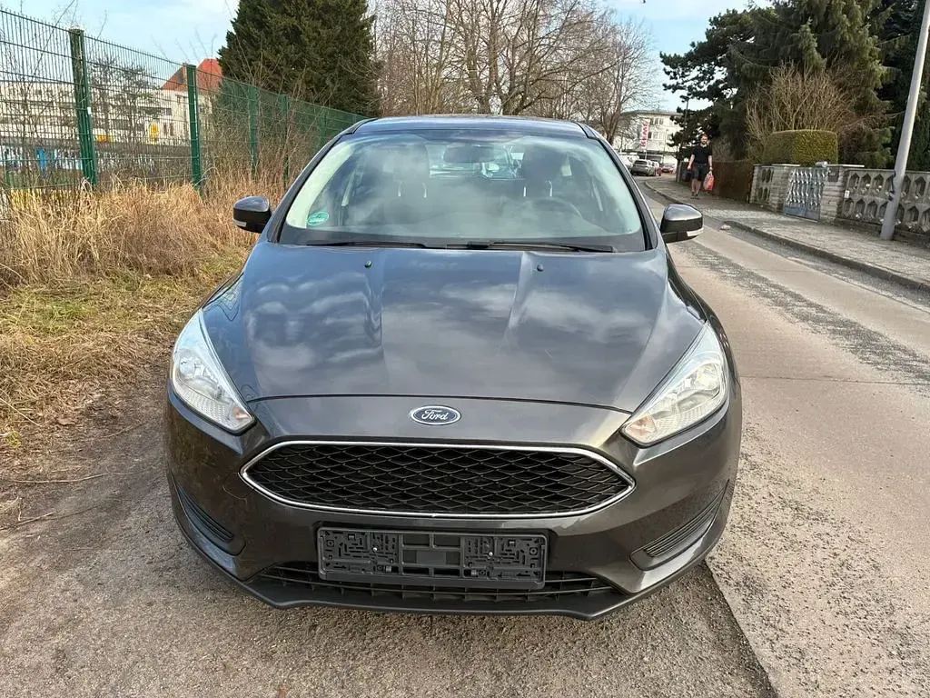 Gebraucht Ford Focus Trend 101 PS (74 kW) 2015 Grau Limousine