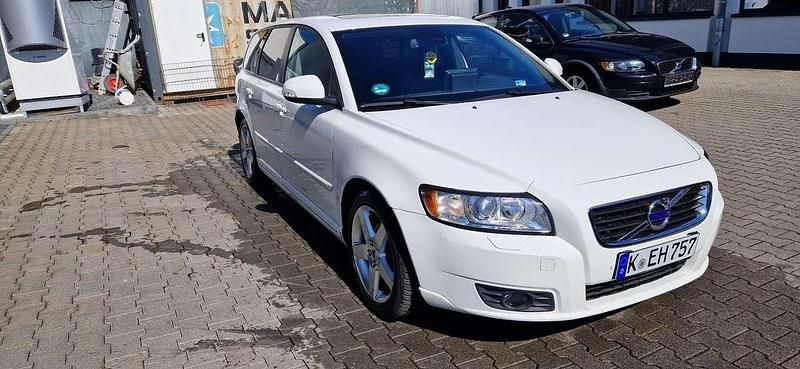 Weiß Gebraucht 2011 Volvo V50 Kombi | 4.800 € (Fairer Preis) - Bild 1/4