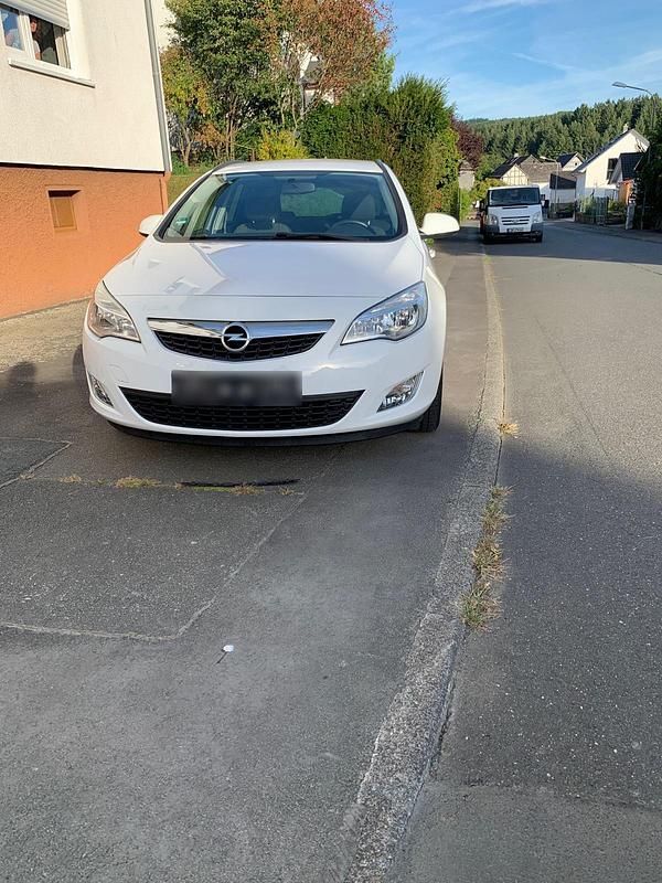 Gebraucht Opel Astra 116 PS (85 kW) 2011 Weiß Kombi