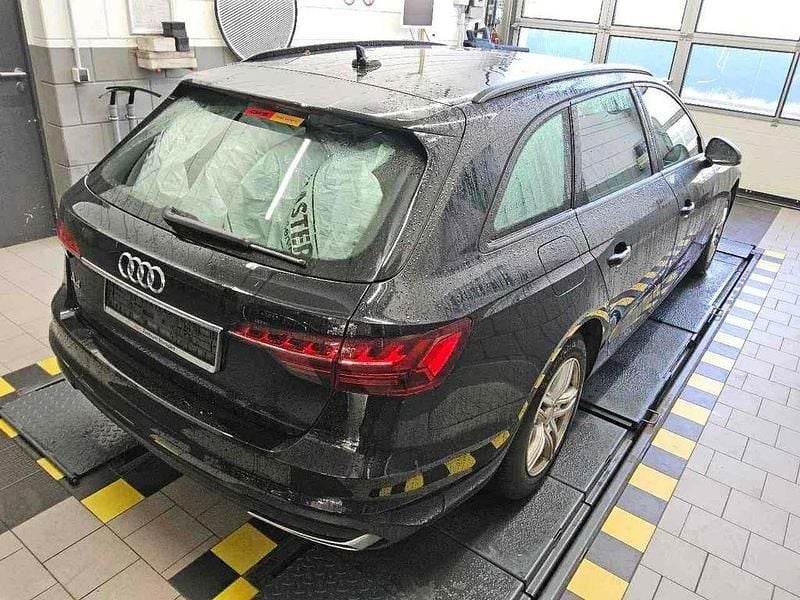 Używany Audi A4 Ambiente 163 KM (119 kW) 2021 Czarny Kombi