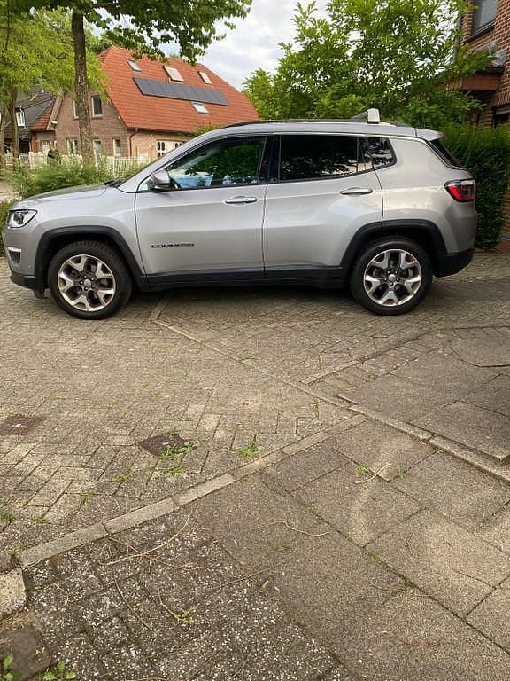 Grau Gebraucht 2017 Jeep Compass Sport SUV | 15.500 € (Teuer) - Bild 1/4