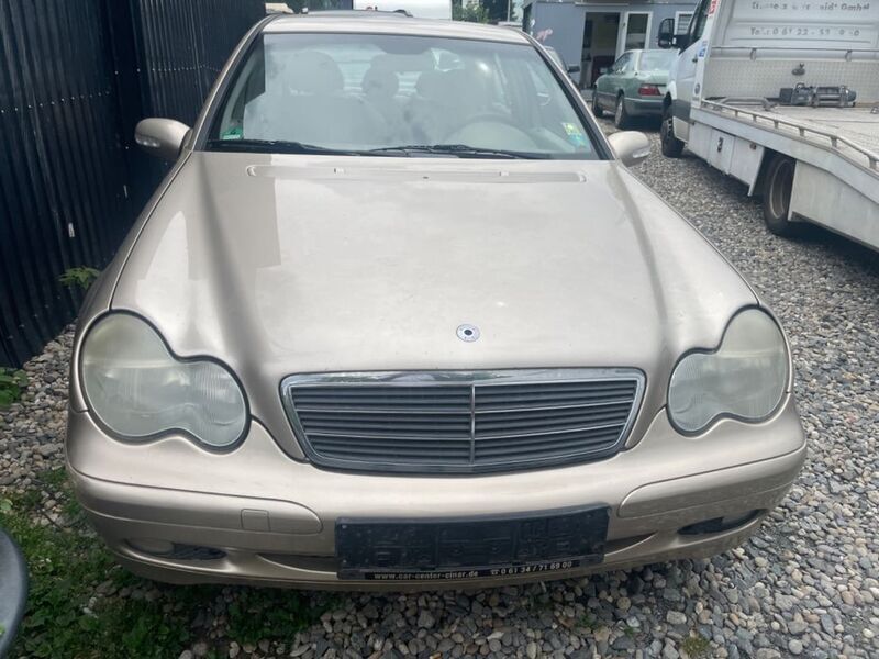 Gold Gebraucht 2001 Mercedes C200 Classic Limousine | 950 € (Etwas zu teuer) - Bild 1/4