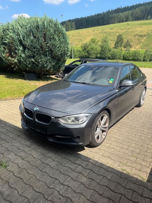 Grau Gebraucht 2014 BMW 330 Limousine | 17.950 € (Fairer Preis) - Bild 1/4