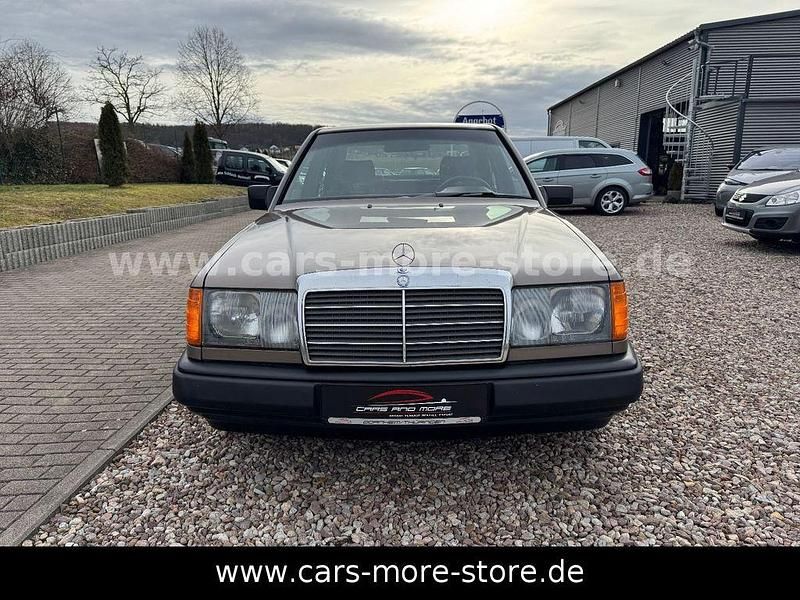 Gebraucht Mercedes E230 132 PS (97 kW) 1988 Braun Limousine