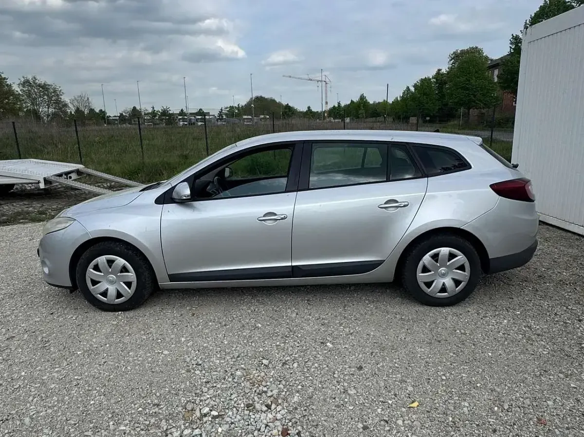 Gebraucht Renault Mégane GrandTour Authentique 110 PS (80 kW) 2010 Platingrau Kombi