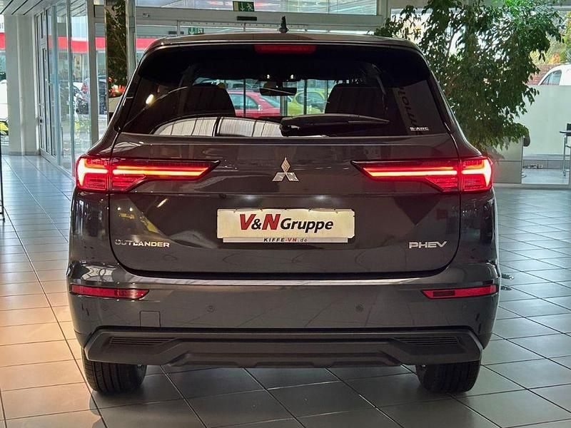 Neu Mitsubishi Outlander P-HEV Plus 306 PS (225 kW) 2025 Grau SUV