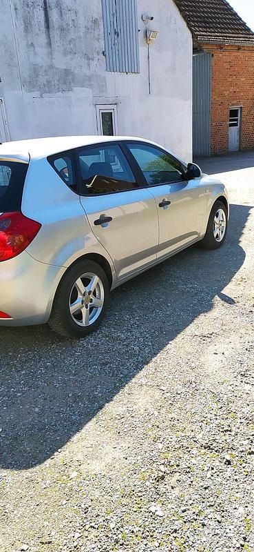 Używany Kia Ceed 109 KM (80 kW) 2008 Szary Hatchback