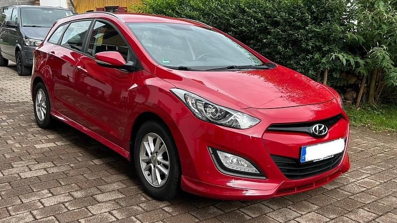 Rot Gebraucht 2013 Hyundai i30 Kombi | 8.200 € (Etwas zu teuer) - Bild 1/4