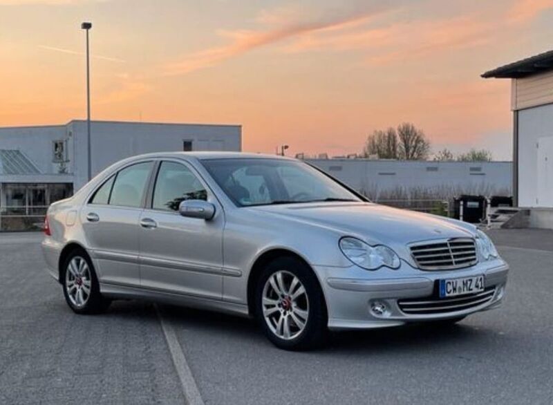 Grau Gebraucht 2003 Mercedes C200 Elegance Limousine | 6.000 € - Bild 1/4