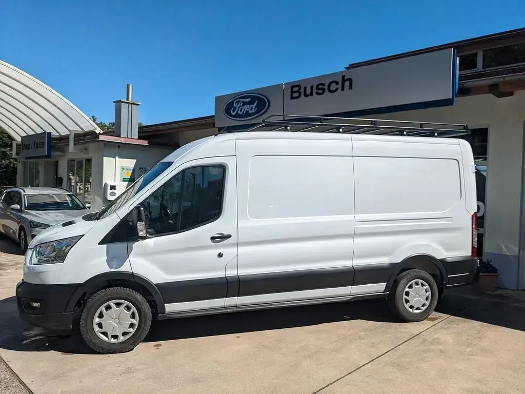 Gebraucht Ford Transit Trend 131 PS (96 kW) 2022 Weiß Limousine