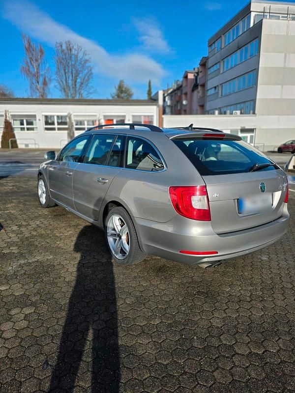 Używany Skoda Superb 140 KM (102 kW) 2012 Szary Kombi