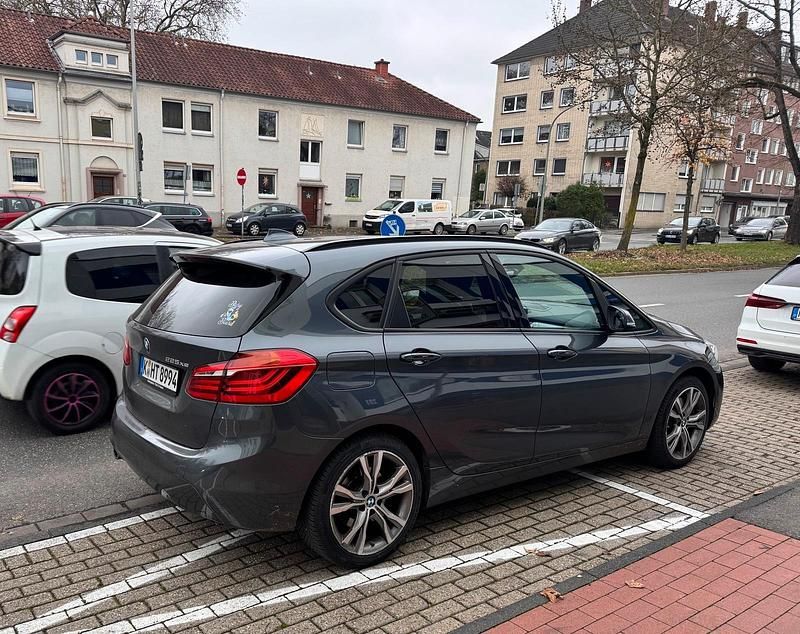 Grau Gebraucht 2020 BMW 225 Van / Kleinbus | 14.999 € (Fairer Preis) - Bild 1/4