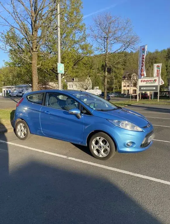 Gebraucht Ford Fiesta Titanium 97 PS (71 kW) 2010 Blau Limousine