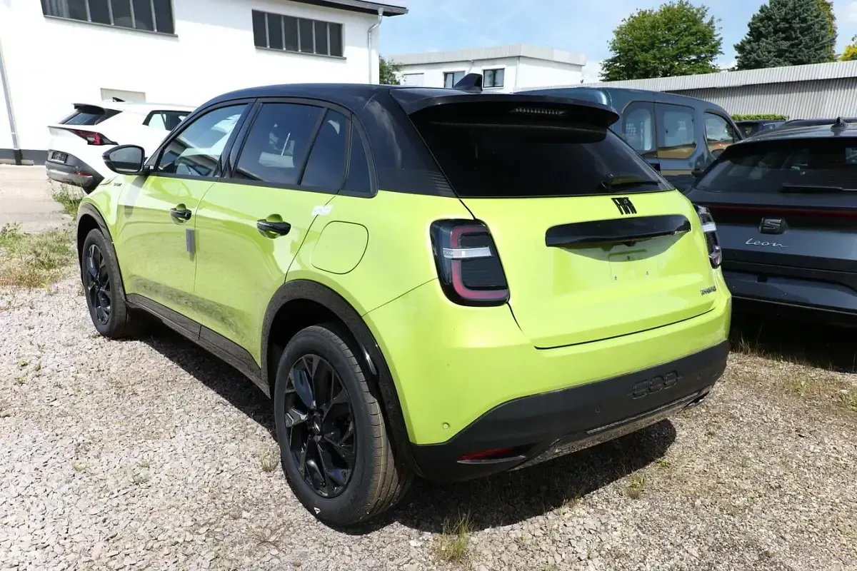 Neu Fiat 600 Sport 145 PS (106 kW) 2026 Acid grün metallic / dach schwar SUV