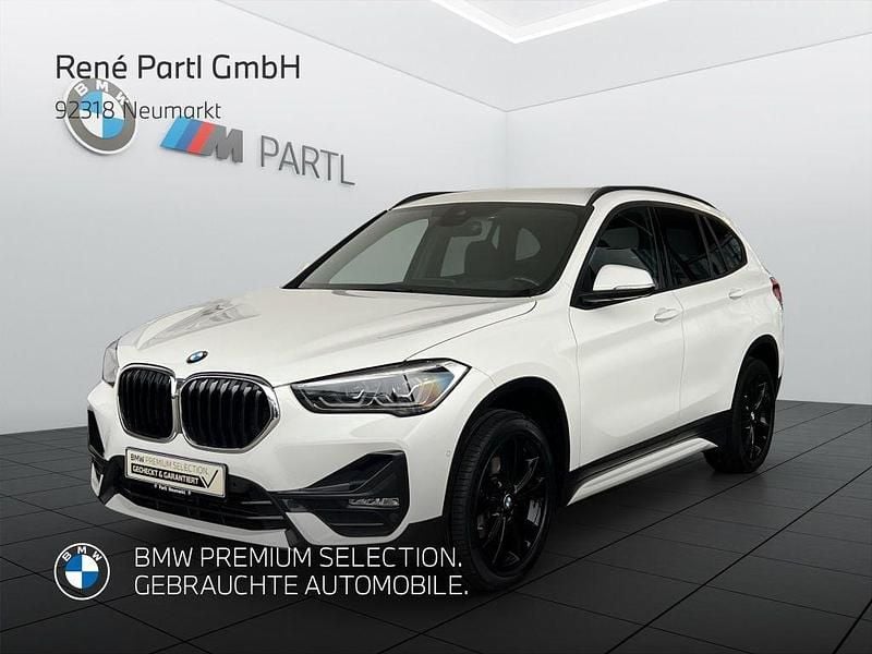 Weiß Gebraucht 2022 BMW X1 Sport Line SUV | 31.450 € (Teuer) - Bild 1/4