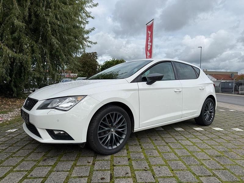 Weiß Gebraucht 2016 Seat Leon CONNECT Limousine | 12.499 € (Fairer Preis) - Bild 1/4