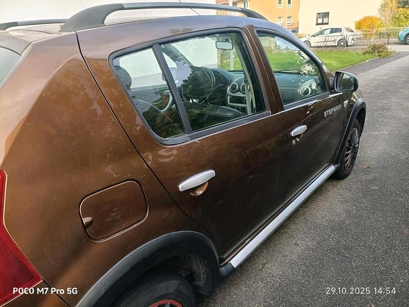 Braun Gebraucht 2012 Dacia Sandero Kleinwagen | 4.500 € - Bild 1/4