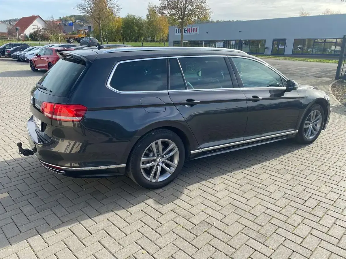 Gebraucht VW Passat Comfortline 150 PS (110 kW) 2019 Mangangrau metallic Kombi