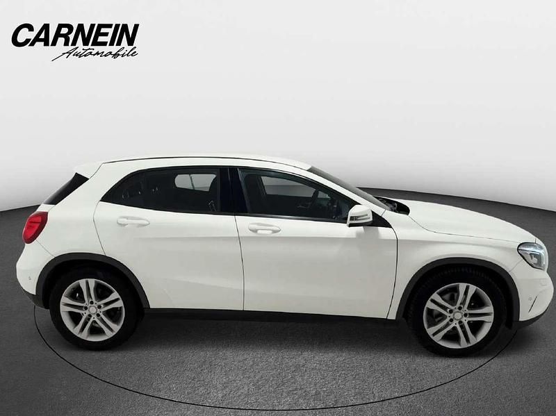 Gebraucht Mercedes GLA220 177 PS (130 kW) 2016 Calcitweiss/zirrusweiss SUV