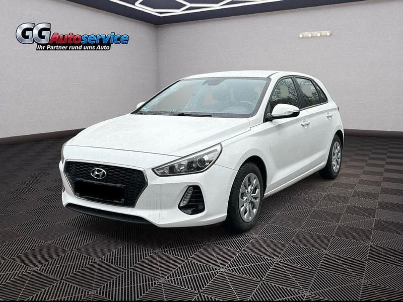Gebraucht Hyundai i30 Select 120 PS (88 kW) 2018 Weiß Limousine
