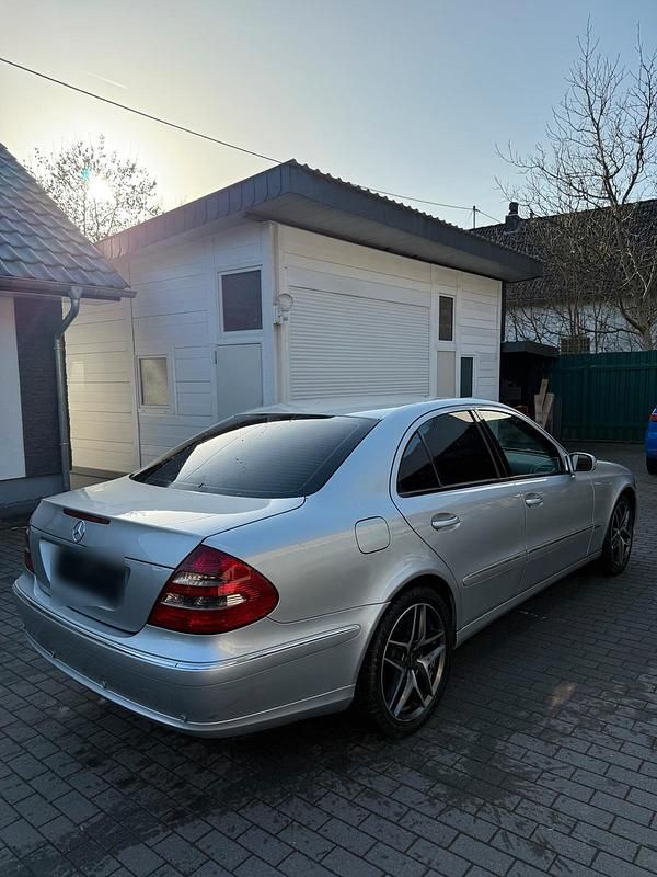 Gebraucht Mercedes E220 150 PS (110 kW) 2003 Silber Limousine