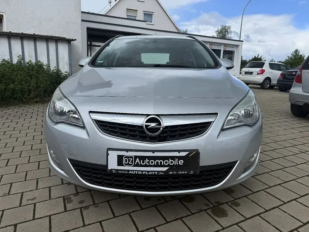 Gebraucht Opel Astra Edition 140 PS (102 kW) 2011 Silber Kombi