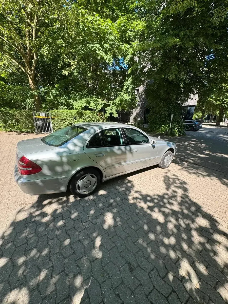 Gebraucht Mercedes E200 163 PS (119 kW) 2002 Silber Limousine