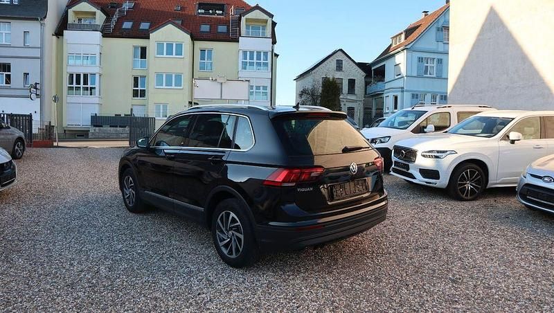 Gebraucht VW Tiguan Sound 125 PS (91 kW) 2017 Schwarz (metallic) SUV