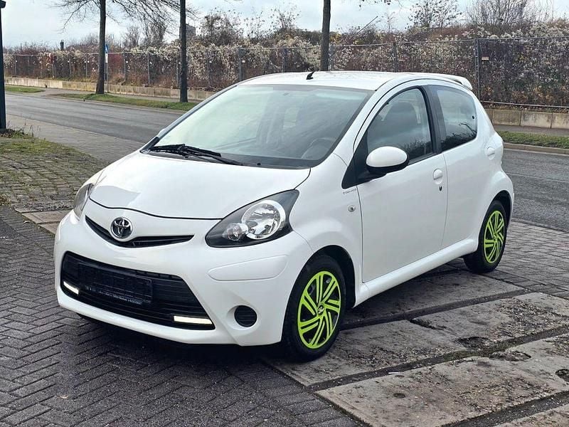 Weiß Gebraucht 2012 Toyota Aygo Cool Kleinwagen | 3.450 € (Guter Preis) - Bild 1/4