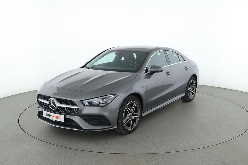 Grau Gebraucht 2021 Mercedes CLA250 AMG line Limousine | 30.310 € - Bild 1/3
