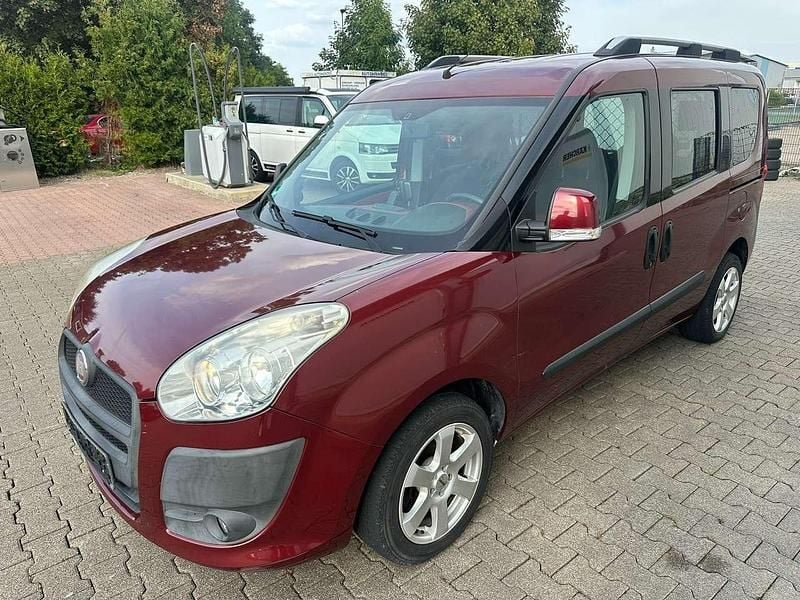 Rot Gebraucht 2011 Fiat Doblò Emotion Van / Kleinbus | 5.900 € (Fairer Preis) - Bild 1/4