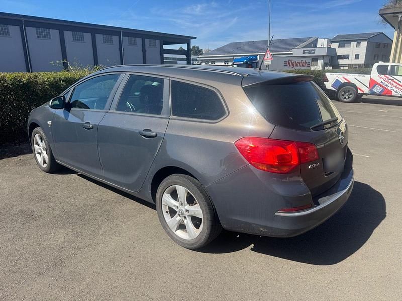 Gebraucht Opel Astra Edition 136 PS (100 kW) 2014 Kombi