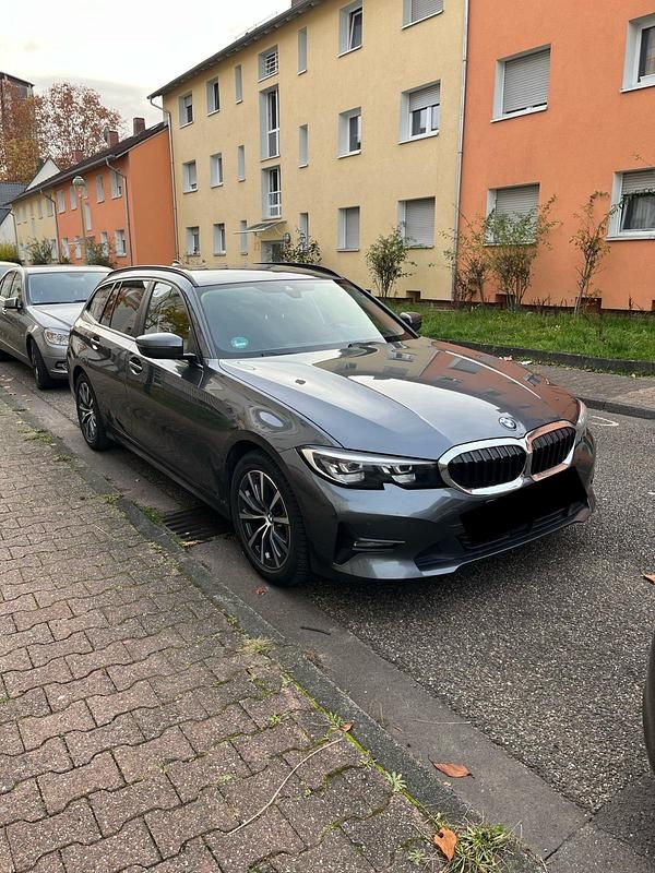 Grau Gebraucht 2021 BMW 318 Kombi | 16.500 € (Fairer Preis) - Bild 1/4