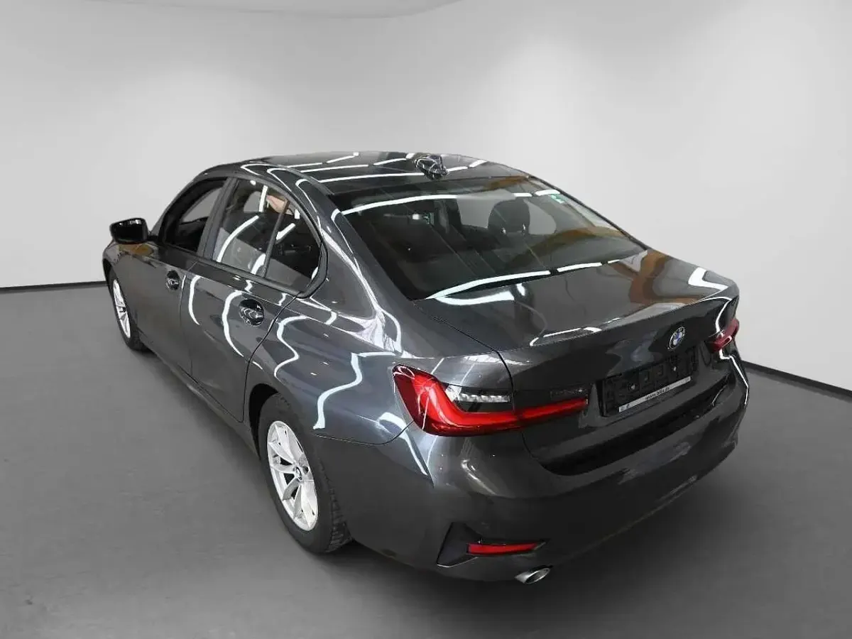 Gebraucht BMW 318 150 PS (110 kW) 2022 Grau Limousine