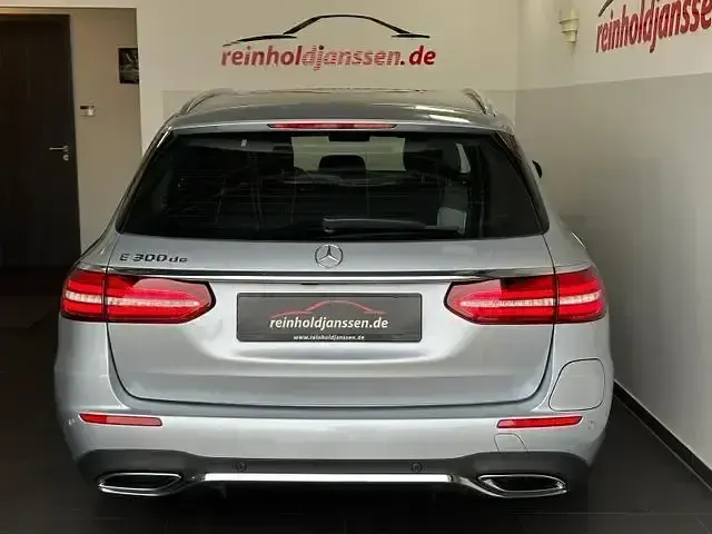Second-hand Mercedes E300 AMG 194 CP (142 kW) 2023 Argintiu Berlinǎ