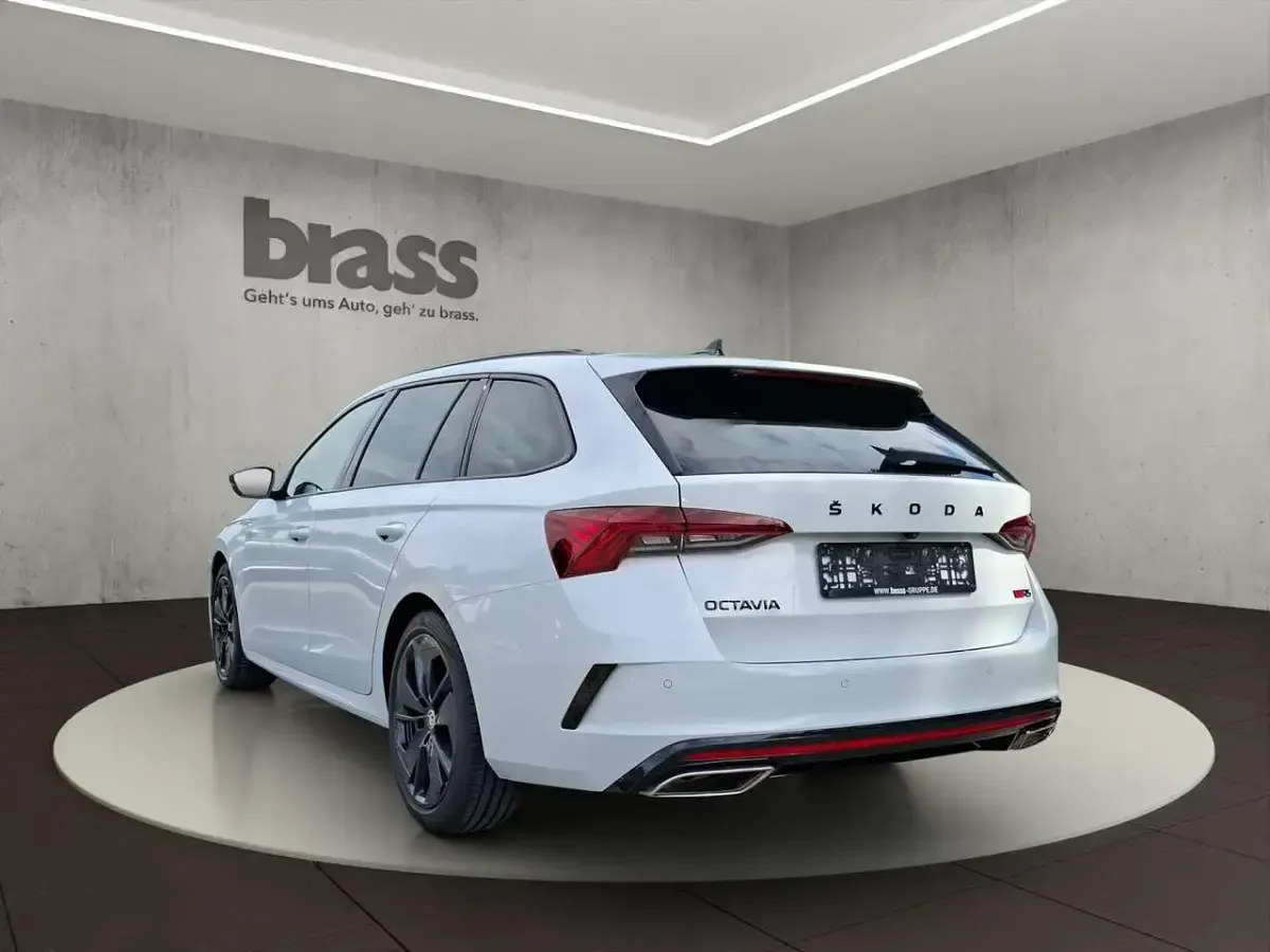 Gebraucht Skoda Octavia RS 200 PS (147 kW) 2024 Moonweiß perleffekt Kombi